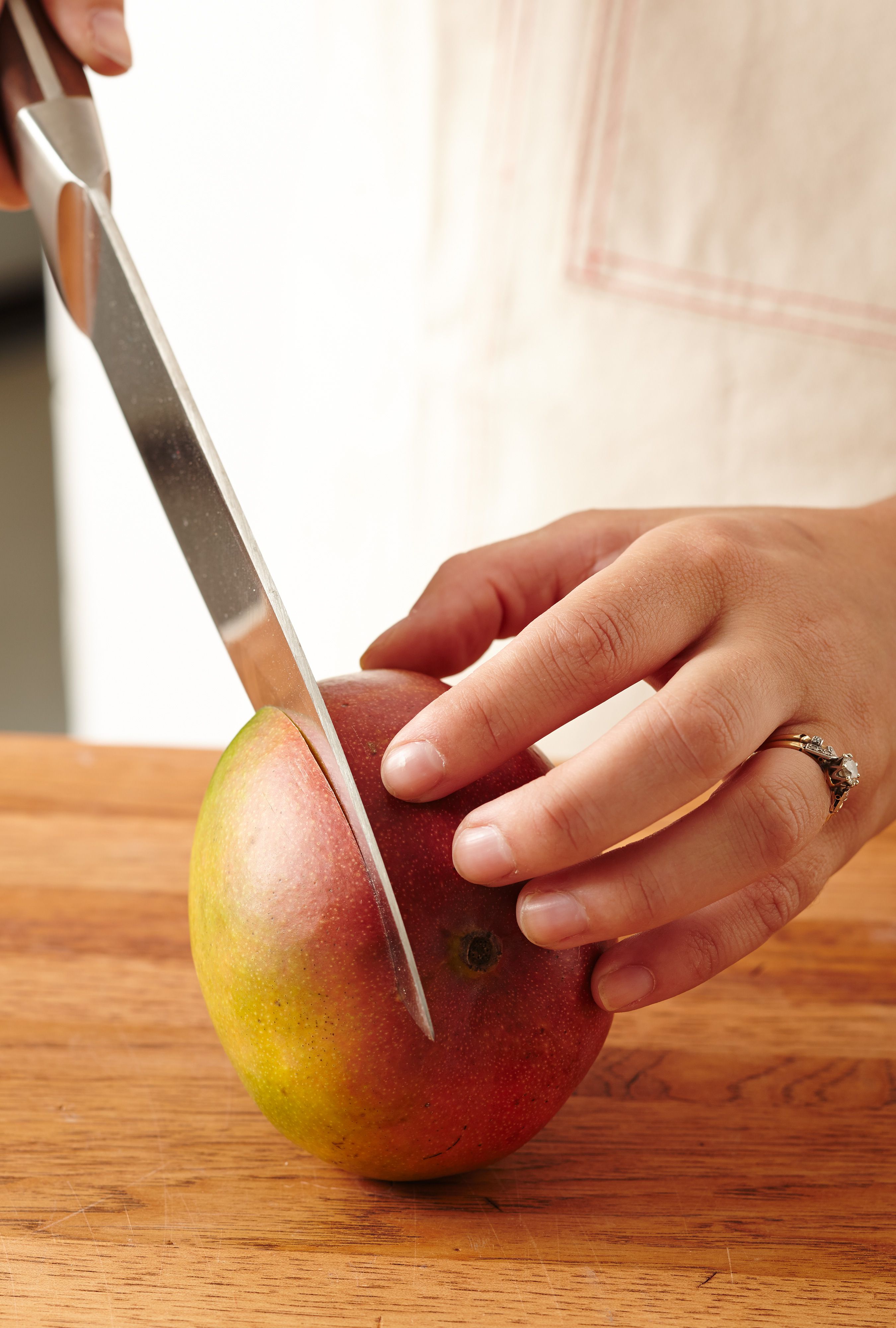 slicing mango