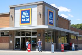 aldi storefront with shoppers outside