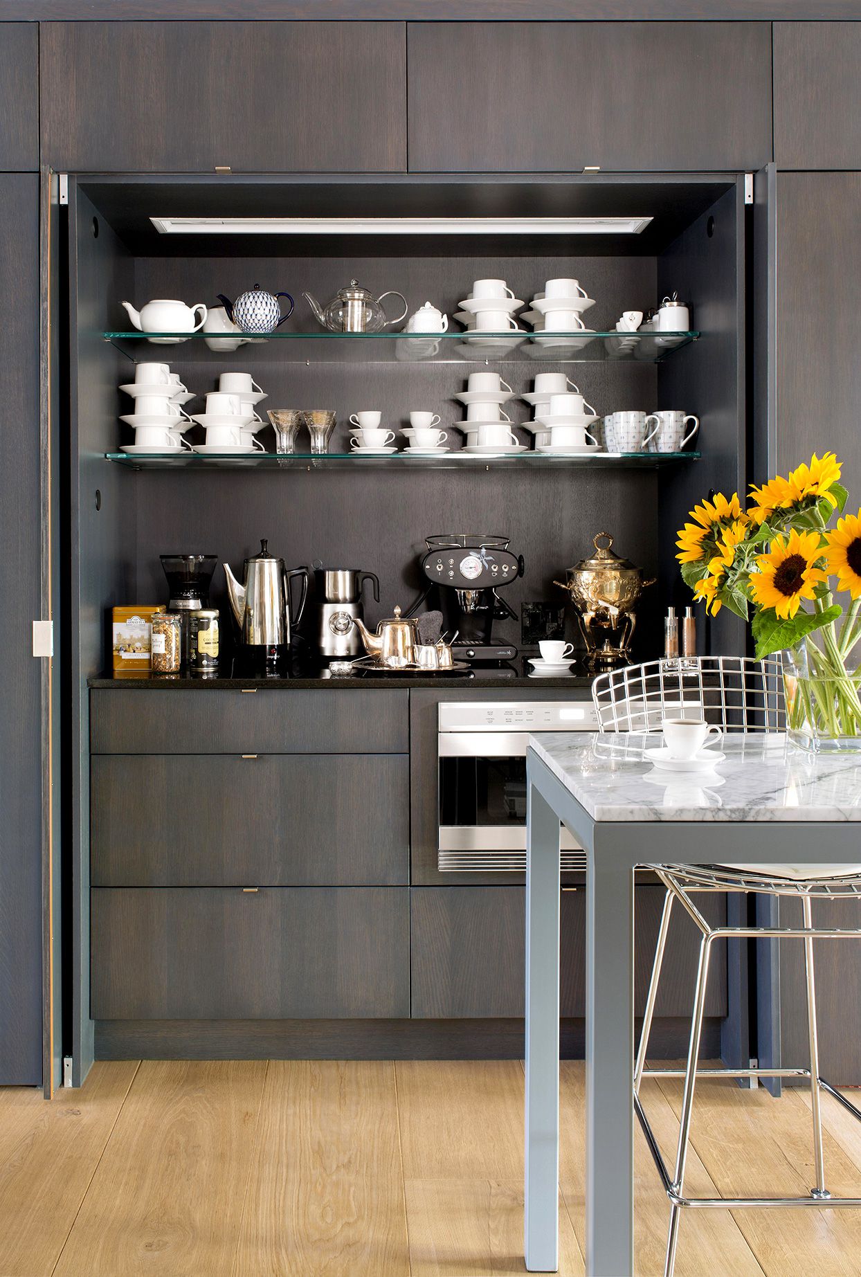Modern style kitchen with espresso stain cabinetry