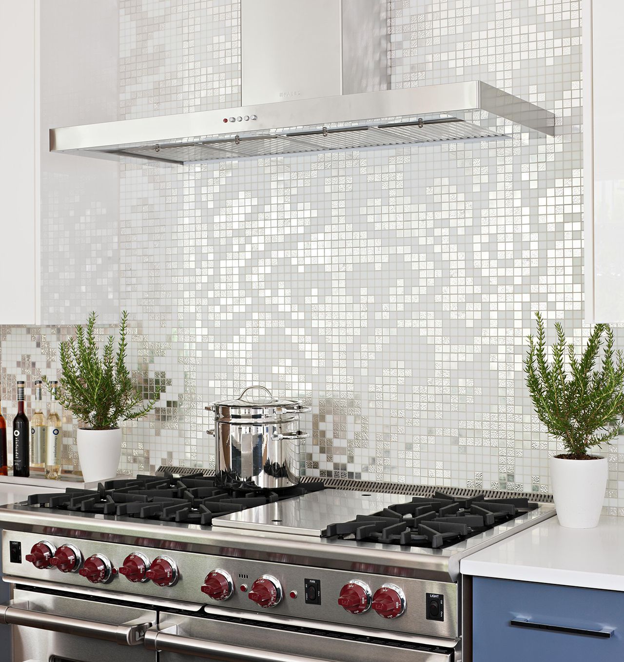 white and gold reflective mosaic tile backsplash