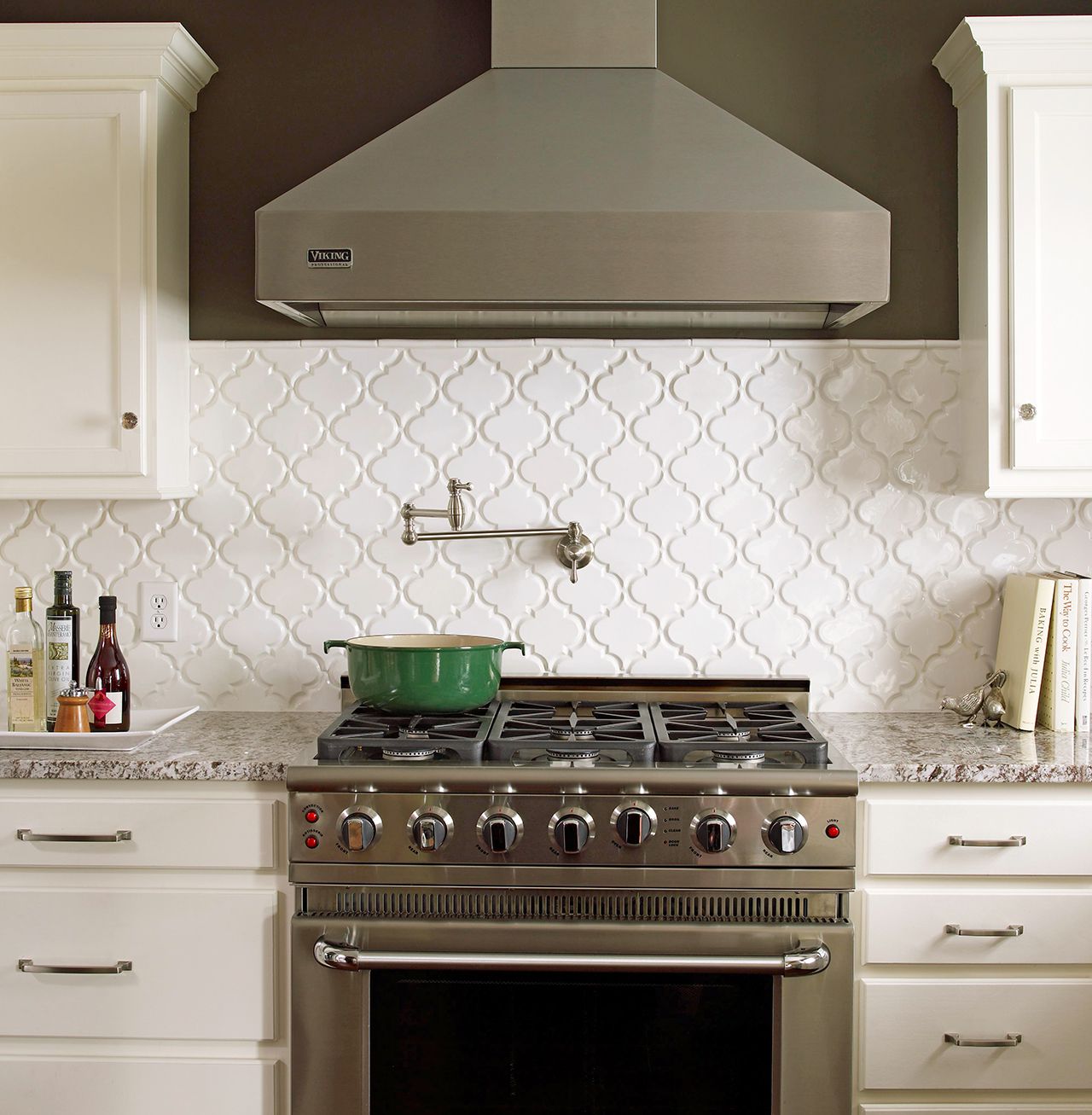 quatrefoil patterned backsplash tiles